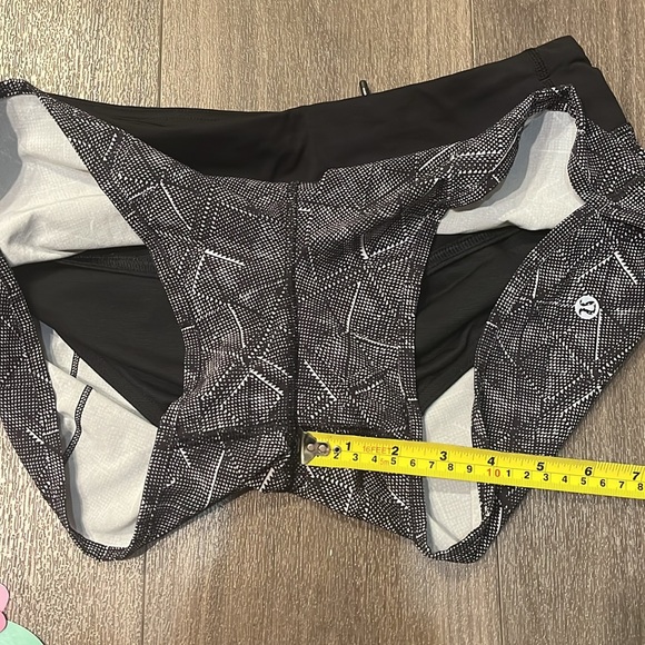 Lululemon Speed Up 2.5” Shorts - Picture 9 of 12